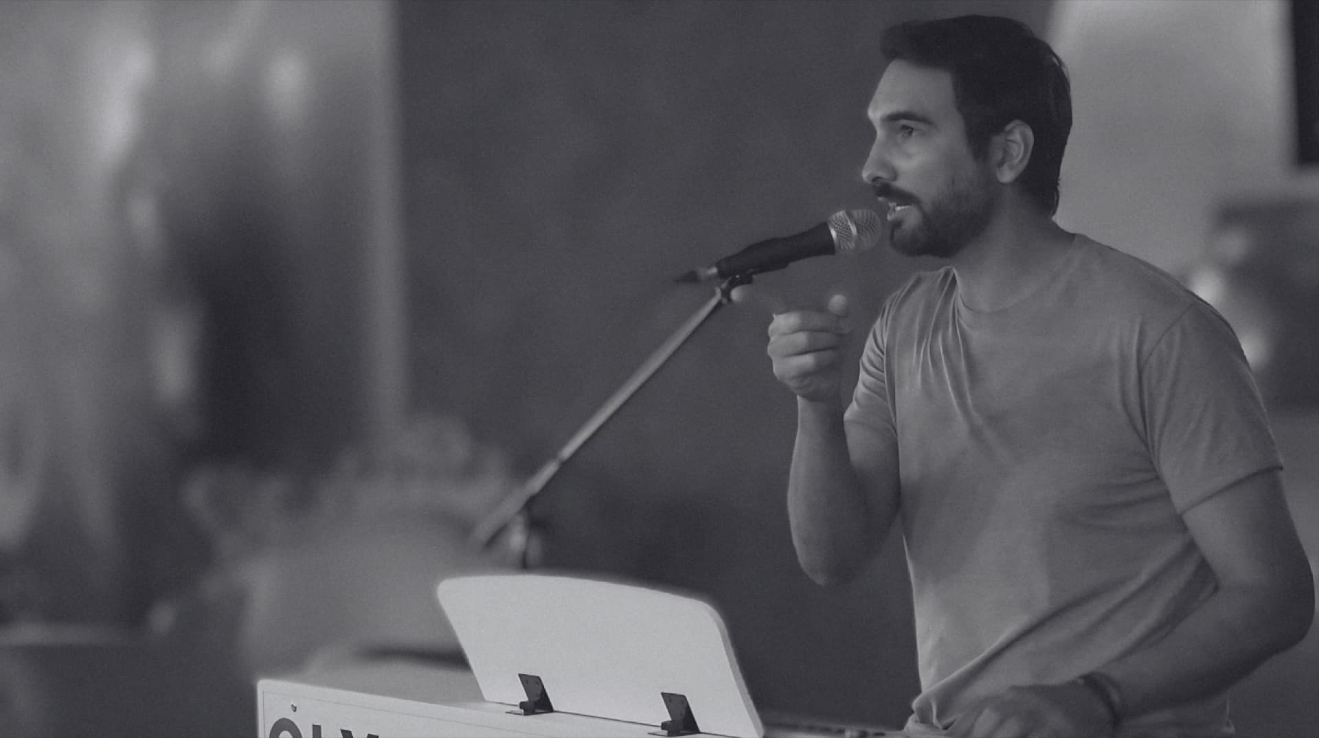 Arthur Bing chantant au clavier